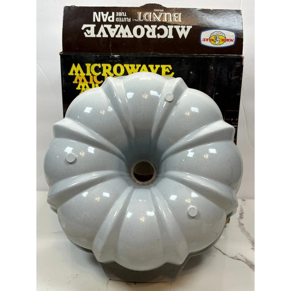 Nordic Ware‎ Vintage Bundt Fluted Tube Pan Microwave & Conventional Oven Safe